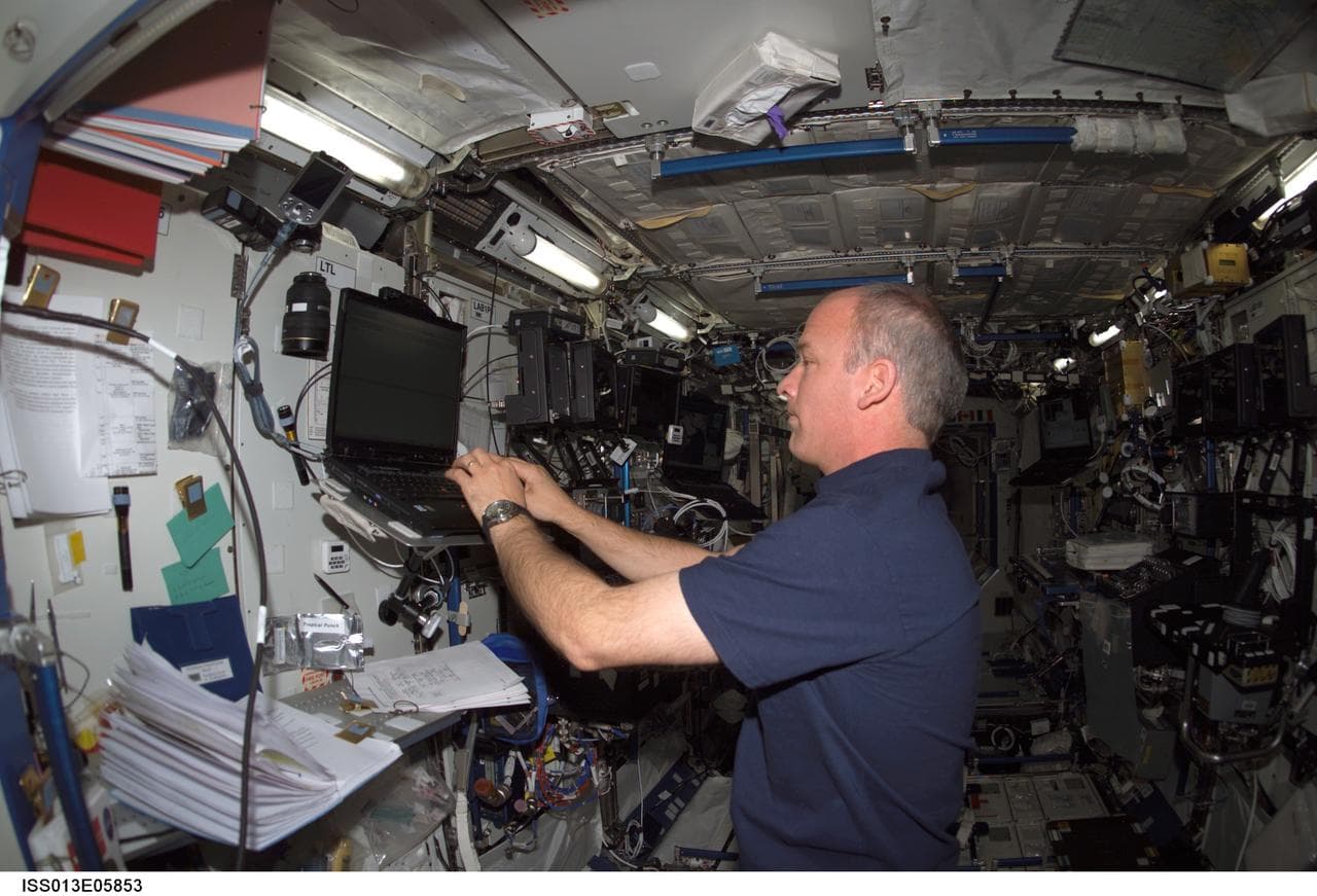Williams uses computer in the U.S. Laboratory during Expedition 13