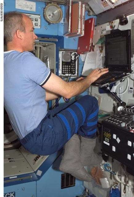 Williams works on computer in the U.S. Laboratory during Expedition 13