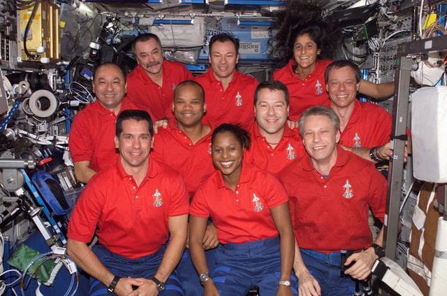 STS-116 and Expedition 14 crew portrait