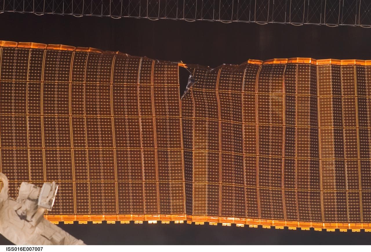 Damaged P6 4B solar array wing