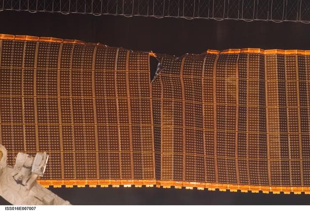 Damaged P6 4B solar array wing