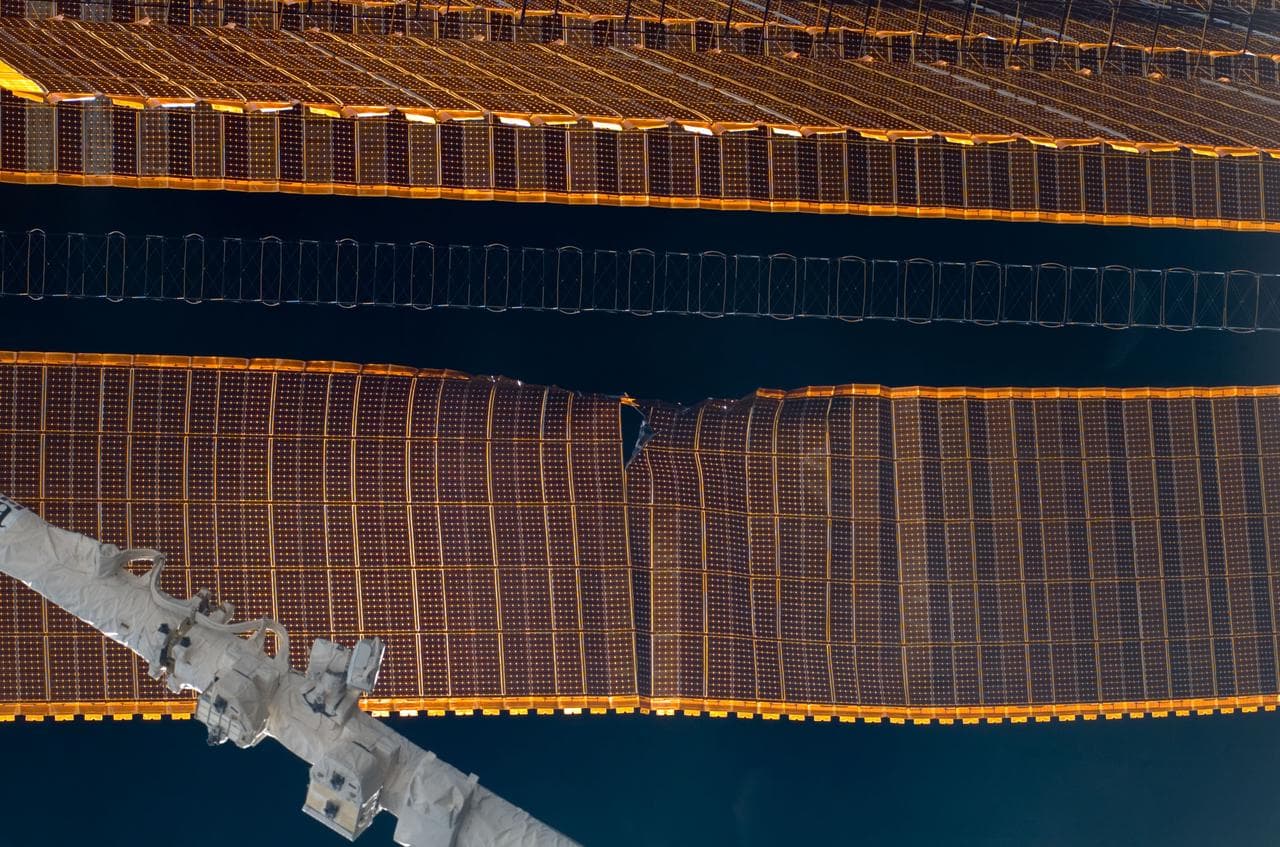 Damaged P6 4B solar array wing
