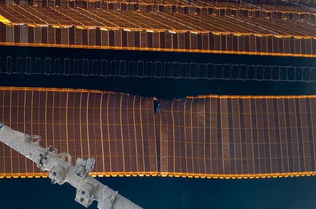 Damaged P6 4B solar array wing
