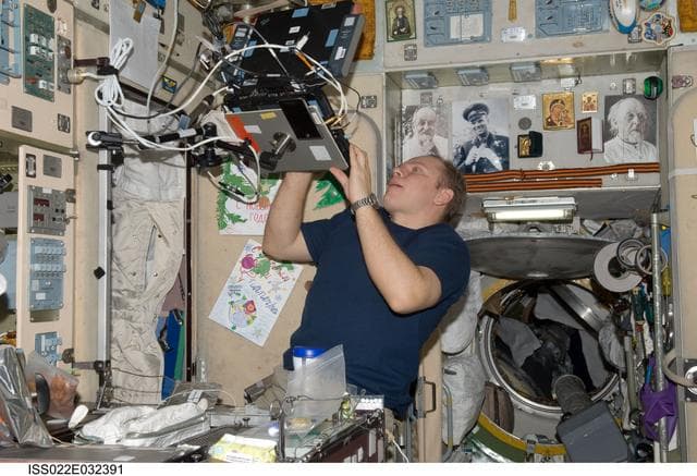 Kotov uses laptop computer in the SM during Expedition 22
