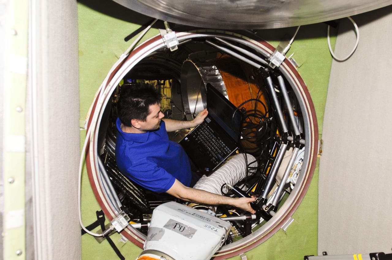 Kononenko uses laptop computer in the SM Transfer Compartment