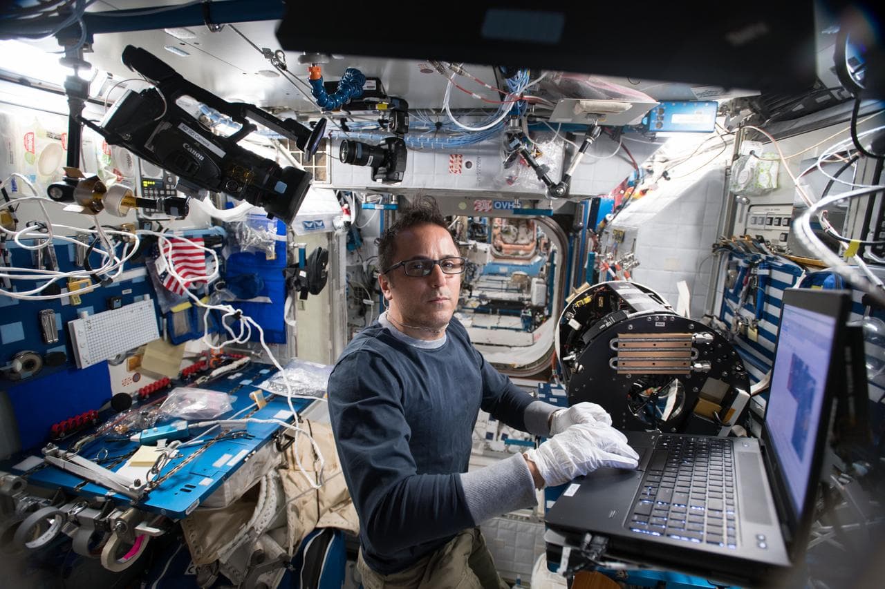 Astronaut, acaba, works