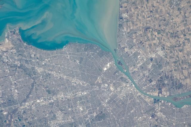 April, detroit, river