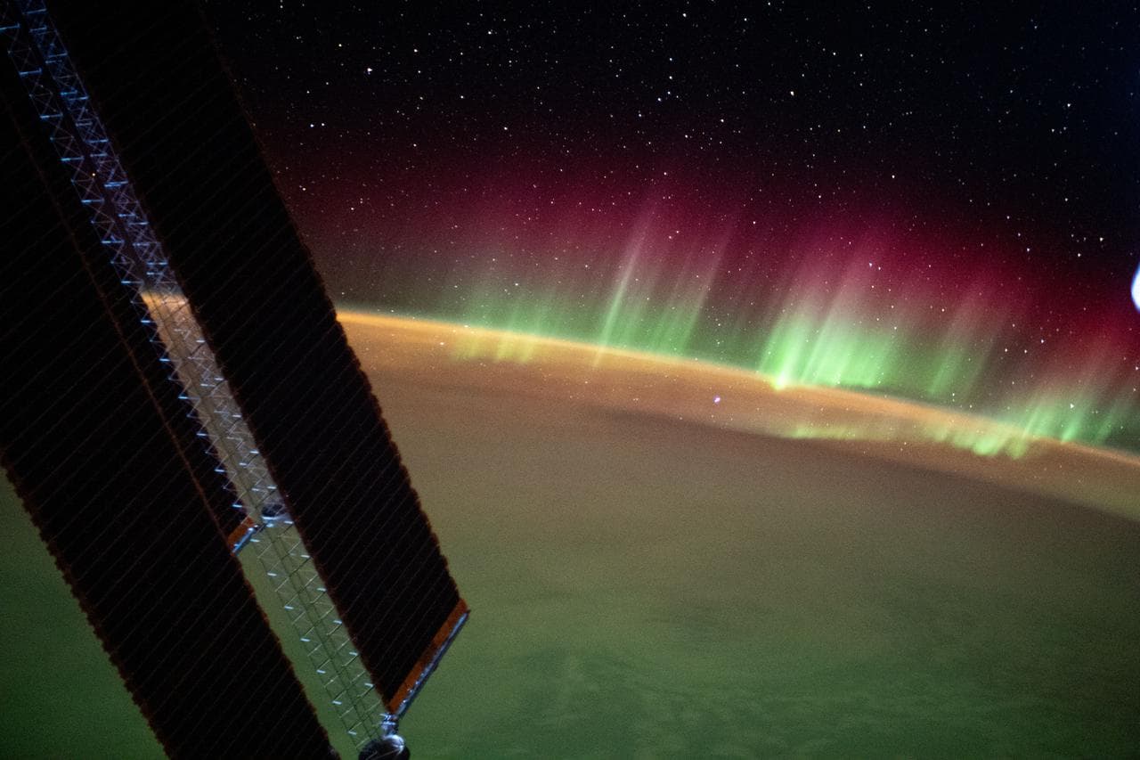 Aurora, australis, seemingly