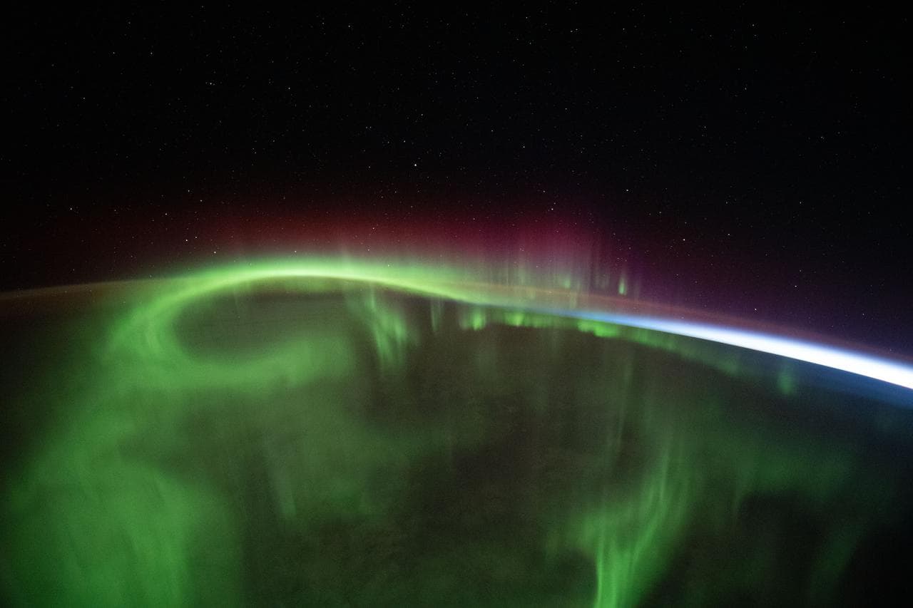 Aurora, vividly, streams