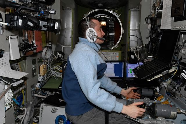 Shkaplerov trains on computer in the SM