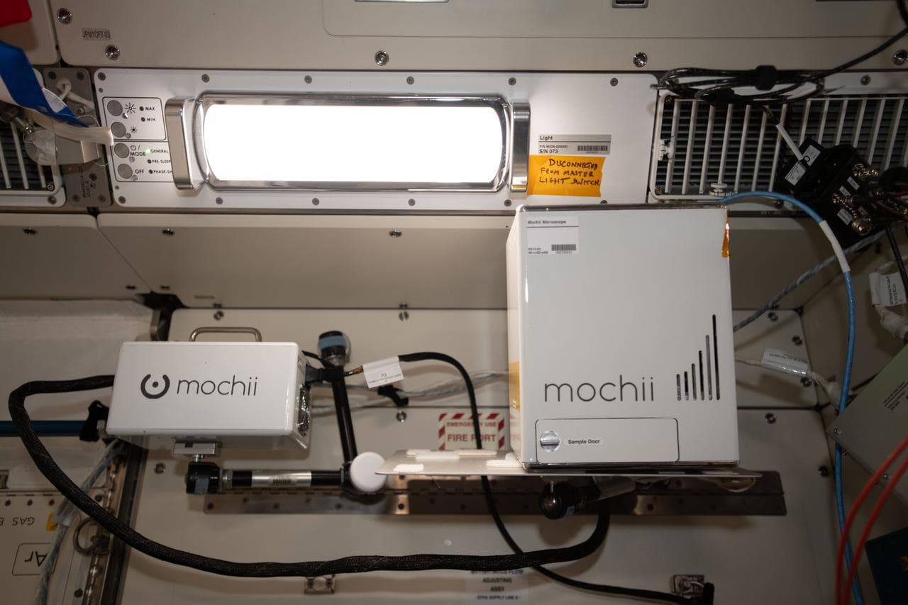 Mochii, microscope, aboard