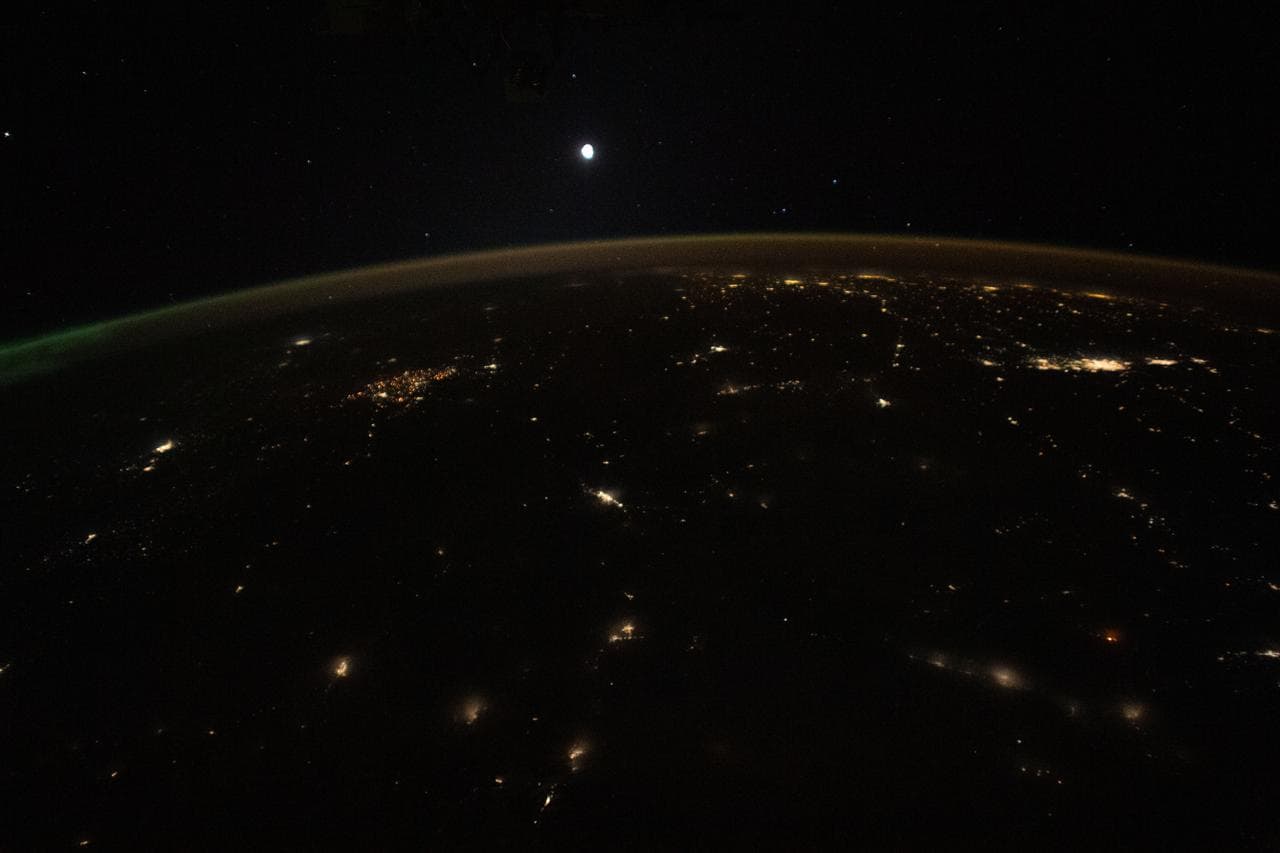 Moon, earth, horizon