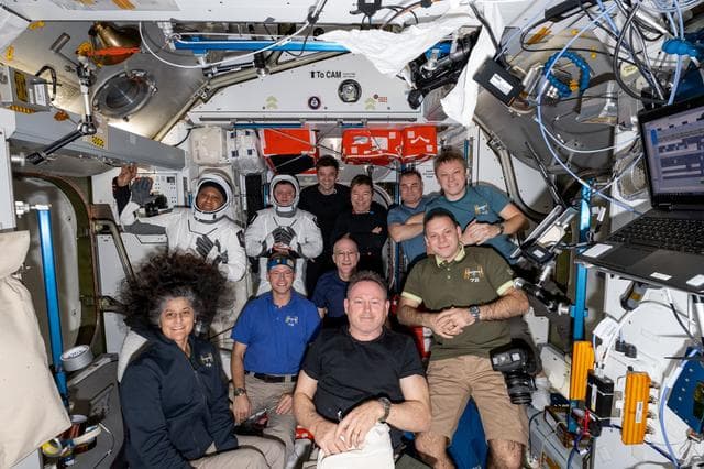 The Expedition 72 crew poses for a portrait