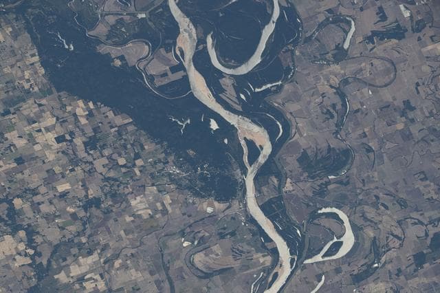 The Mississippi River separates Arkansas from Mississippi
