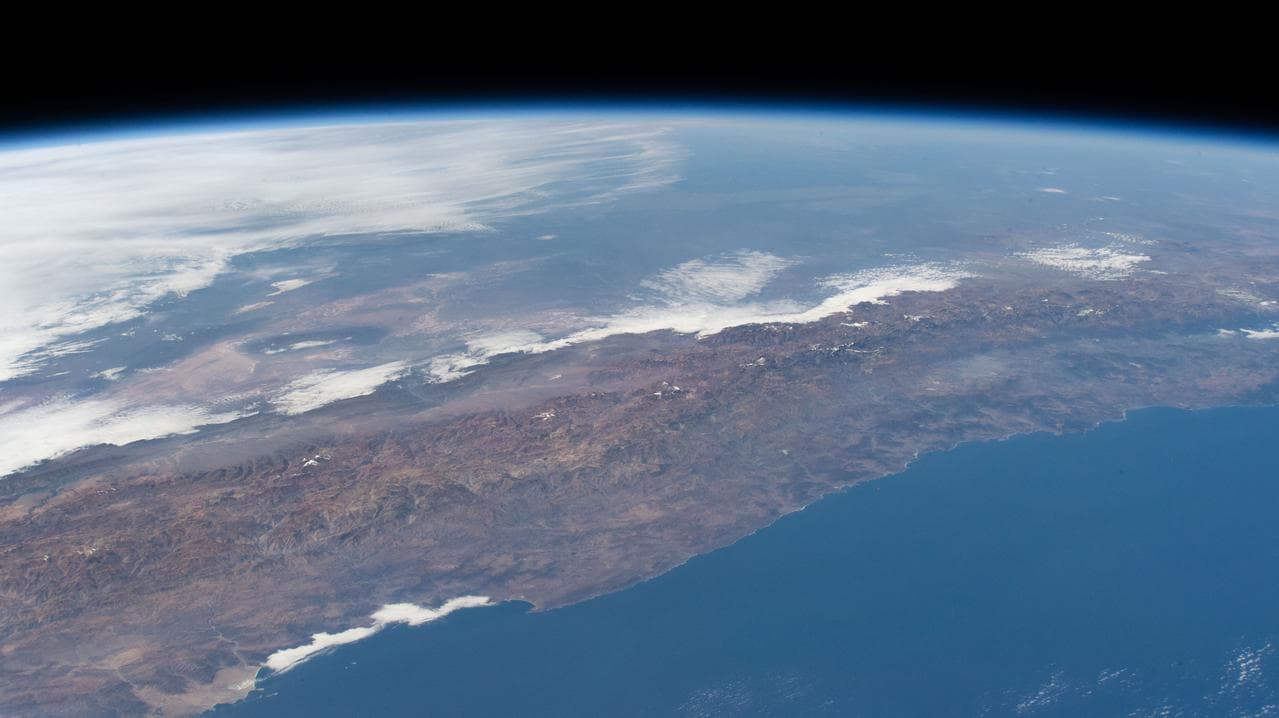 The Andes mountain range runs between Chile and Argentina