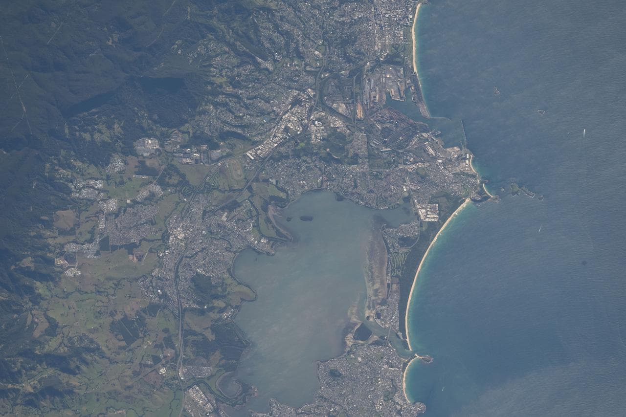 Lake, illawarra, located