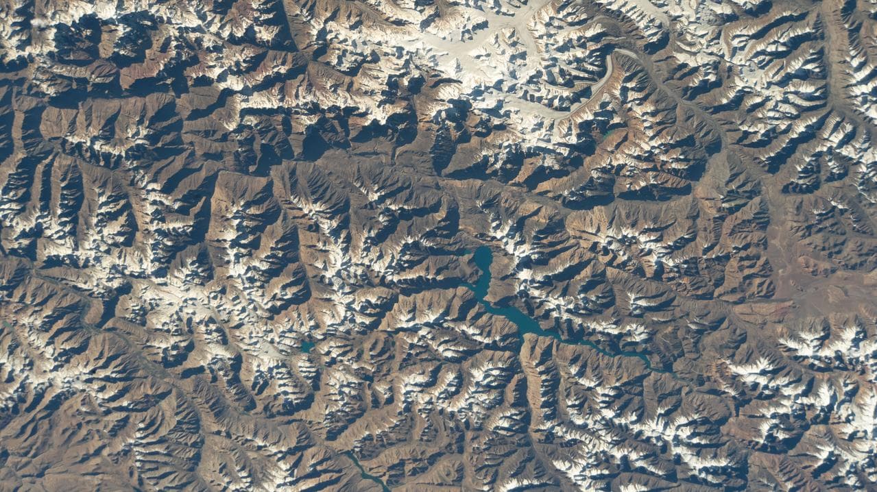 Sarez, lake, lies