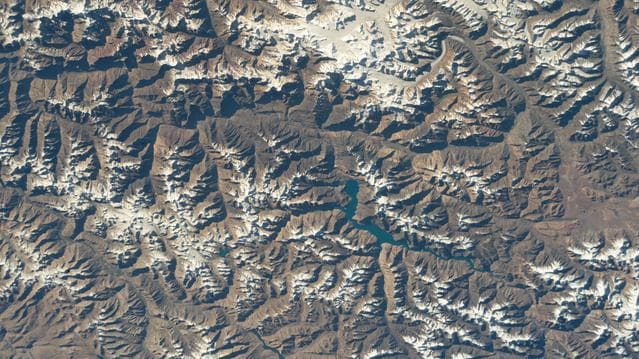 Sarez, lake, lies