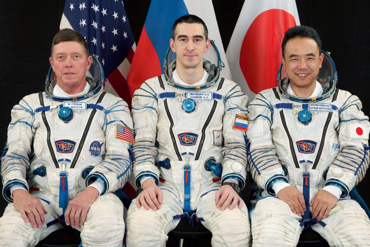 Expedition 26 prime and backup crew members portraits