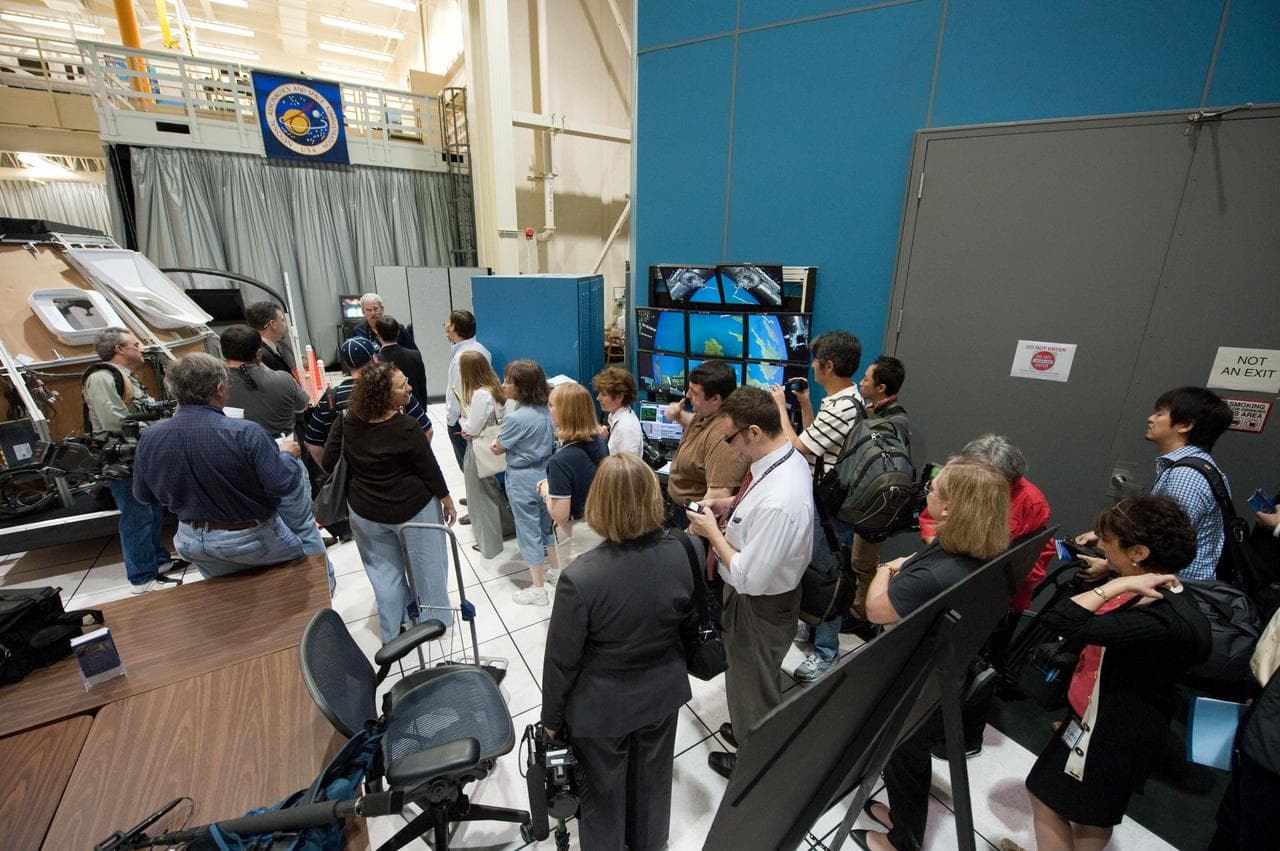 STS-135 crew during Rendezvous Training session in Building 16 dome