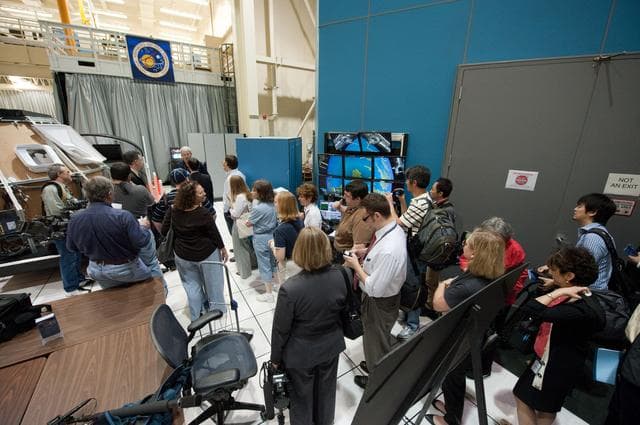 STS-135 crew during Rendezvous Training session in Building 16 dome