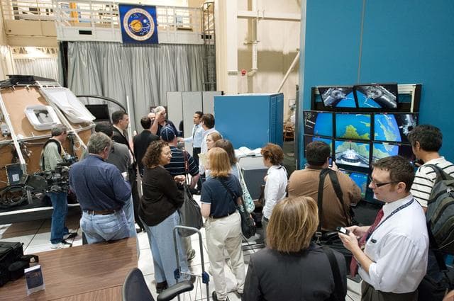 STS-135 crew during Rendezvous Training session in Building 16 dome