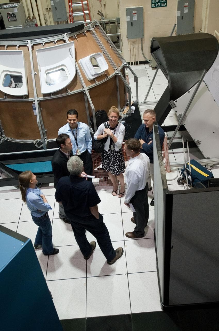 STS-135 crew during Rendezvous Training session in Building 16 dome