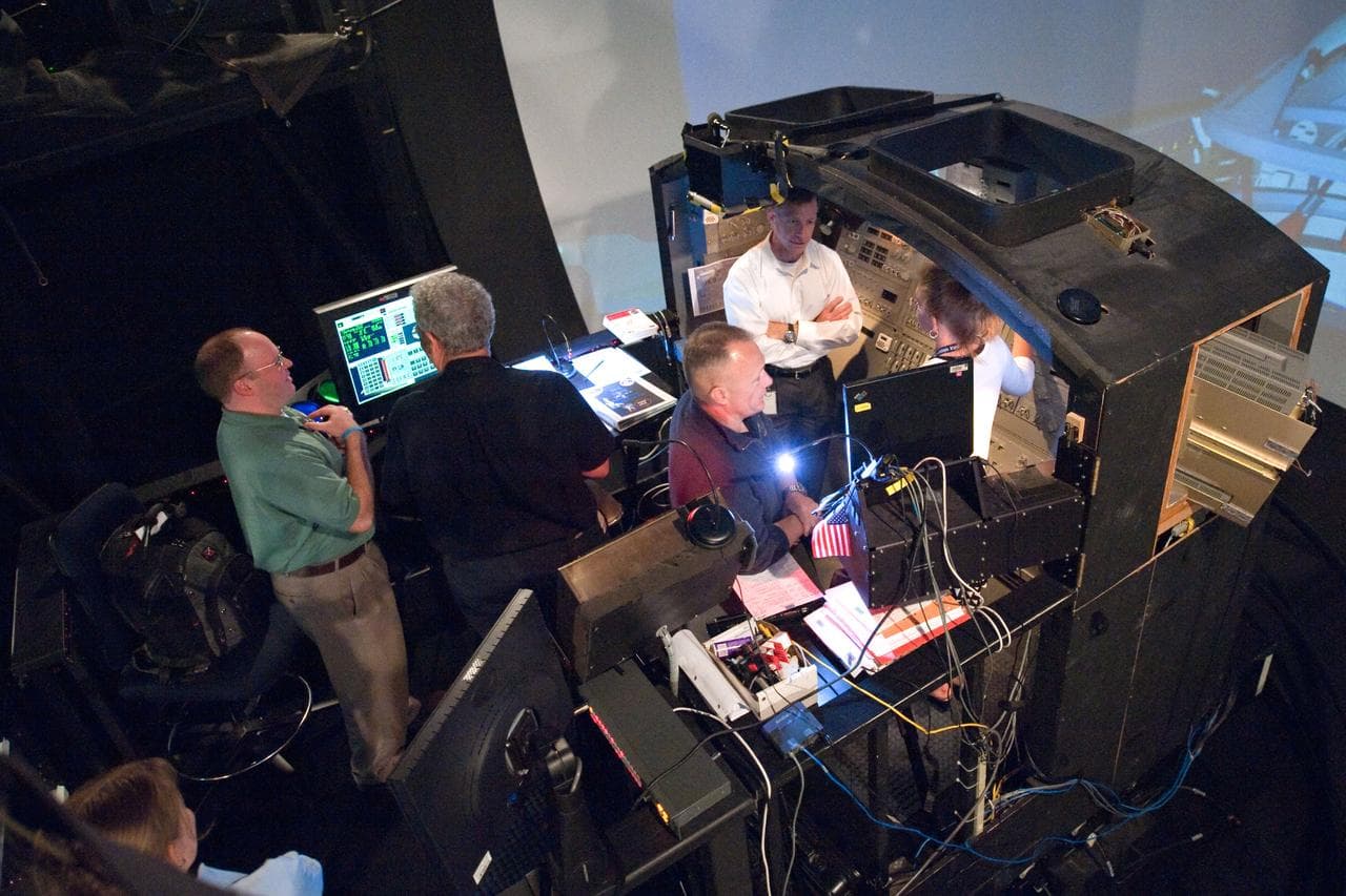 STS-135 crew during Rendezvous Training session in Building 16 dome