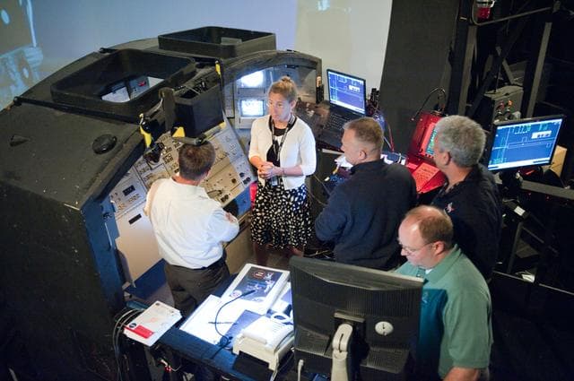 STS-135 crew during Rendezvous Training session in Building 16 dome