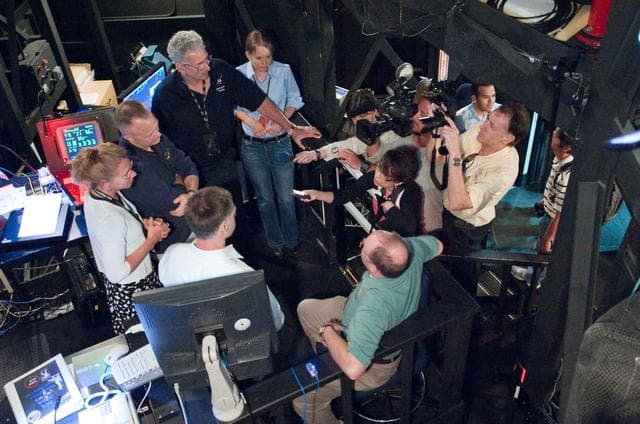 STS-135 crew during Rendezvous Training session in Building 16 dome