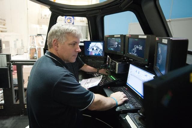 STS-134 crew during PDRS PRF ADV (AMS) traiining
