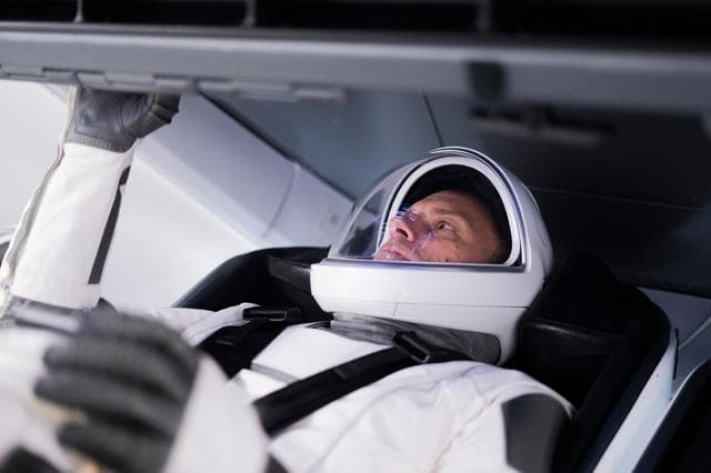 April, spacex, crew