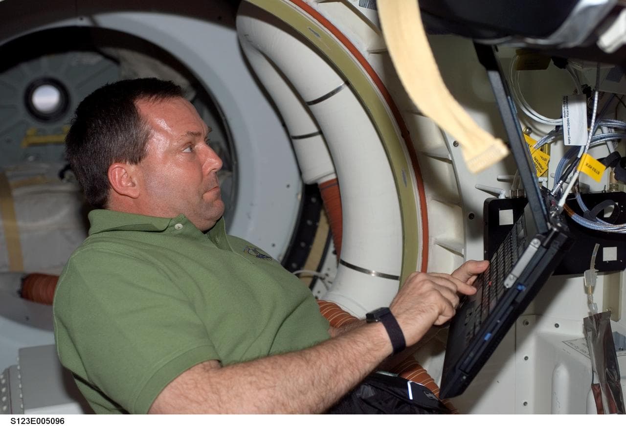 Foreman uses computer in the MDDK during STS-123 mission