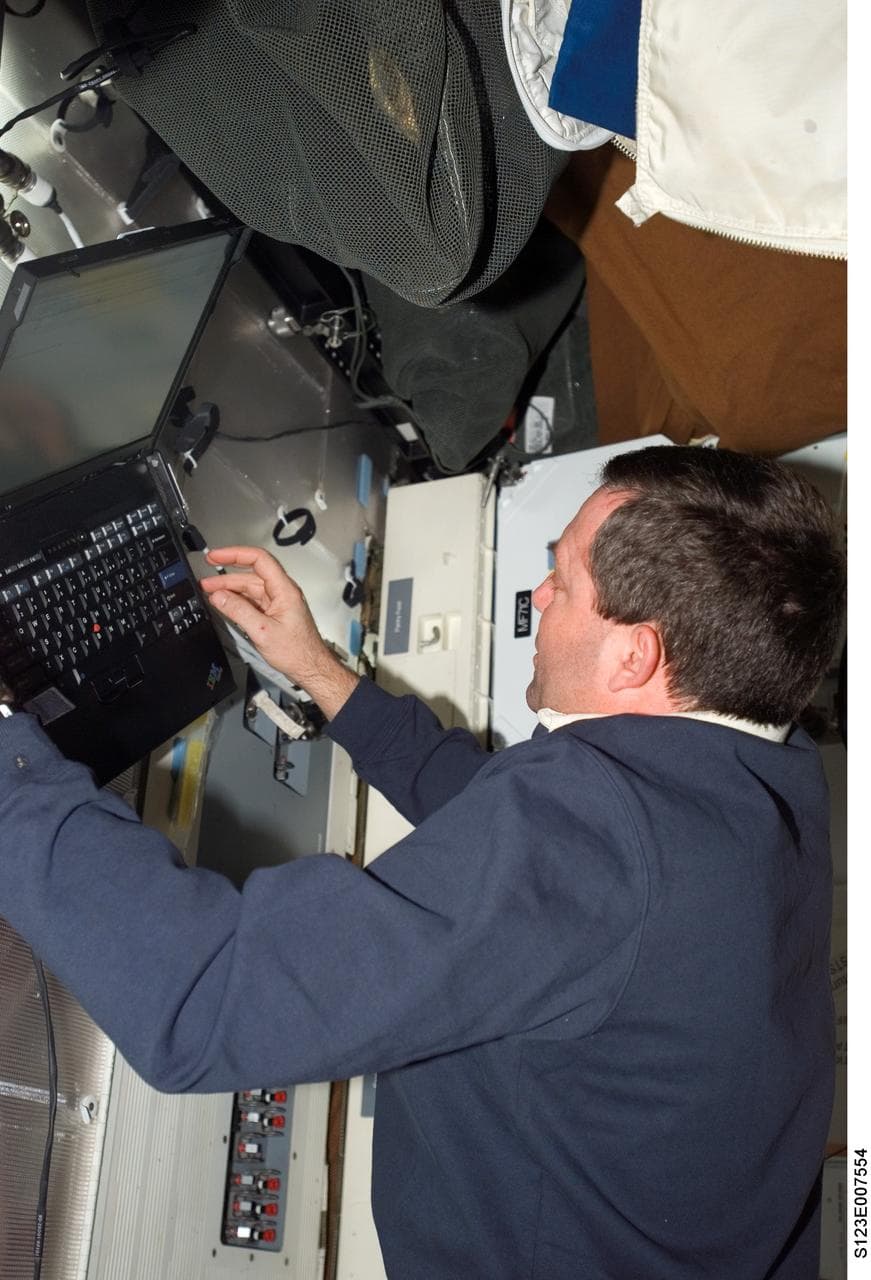 Crewmember, uses, laptop