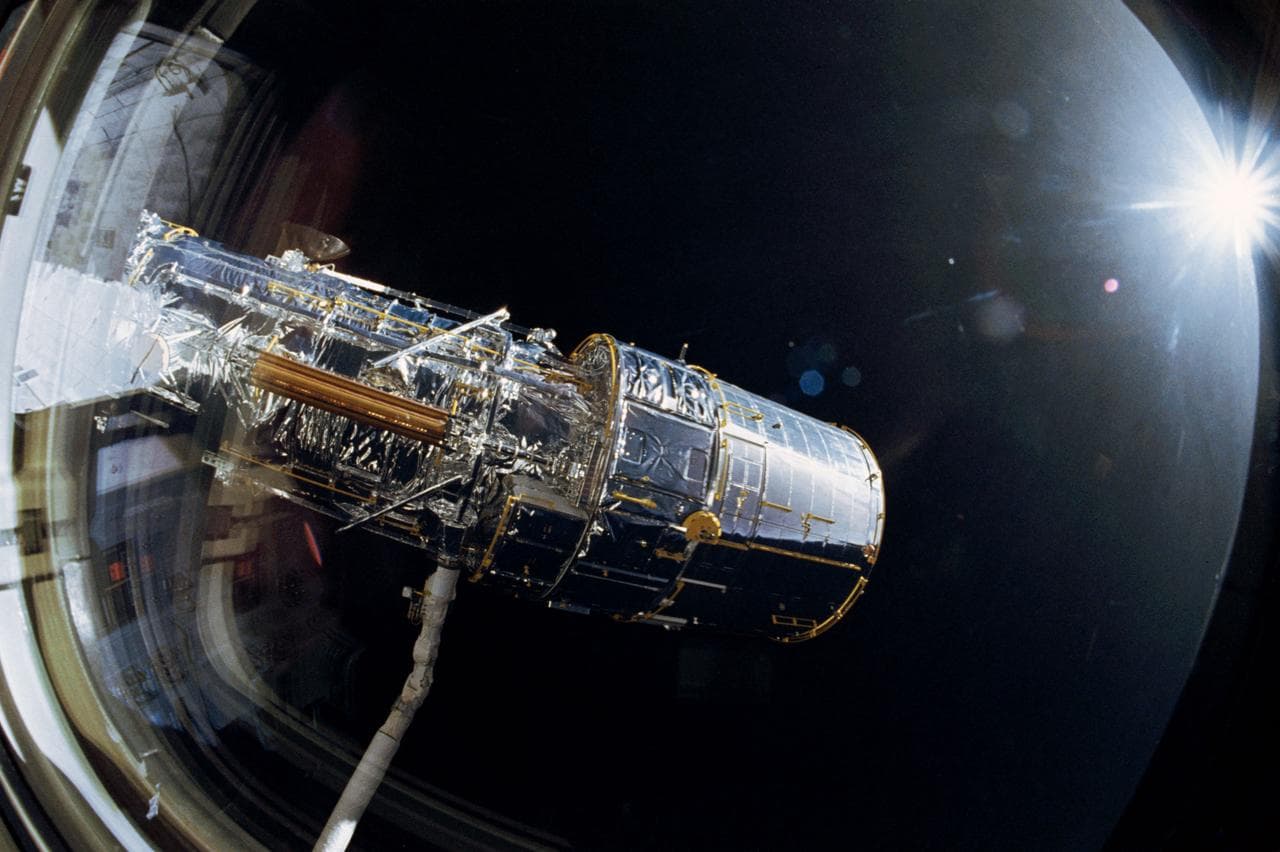 Antennas, discovery, orbiter