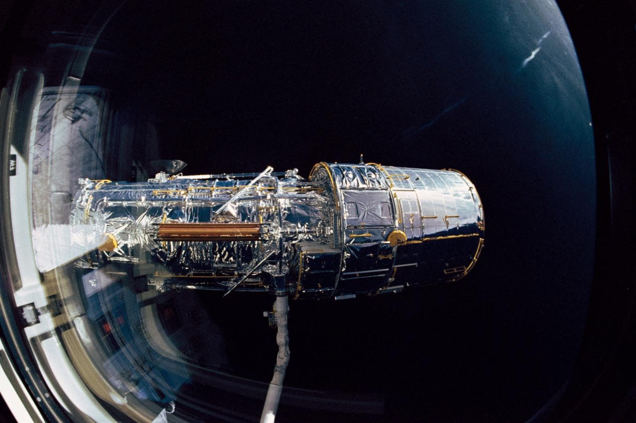 Antennas, discovery, orbiter