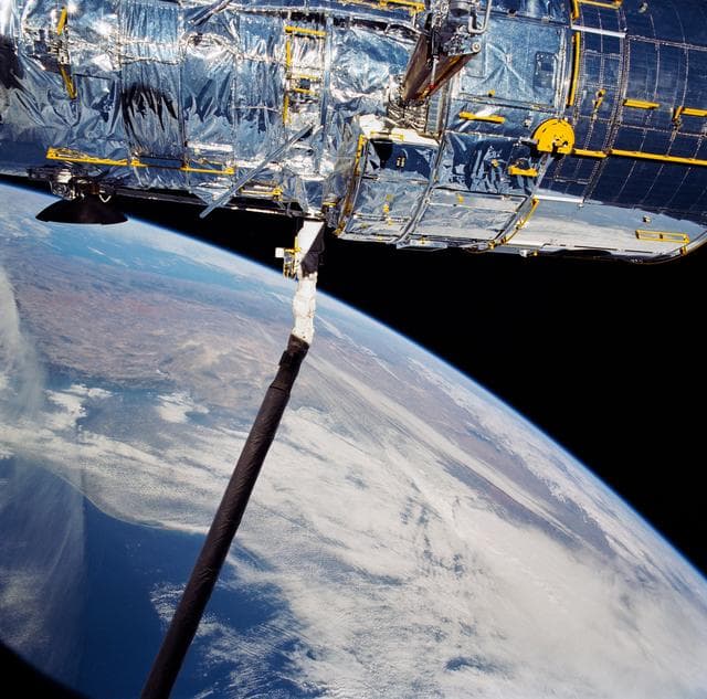 Antennas, discovery, orbiter