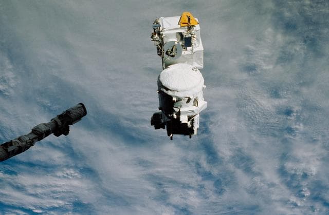 Discovery, orbiter, earth