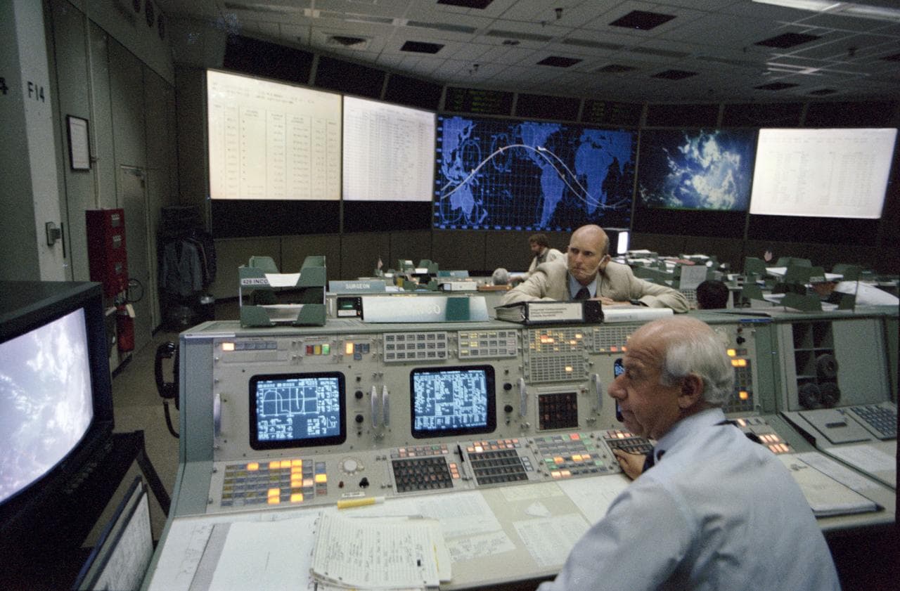INFLIGHT (MISSION OPERATIONS CONTROL ROOM [MOCR]) - STS-7 - JSC