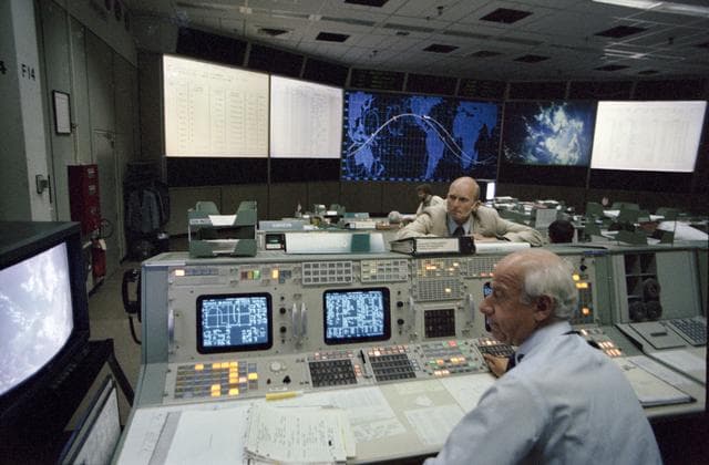 INFLIGHT (MISSION OPERATIONS CONTROL ROOM [MOCR]) - STS-7 - JSC