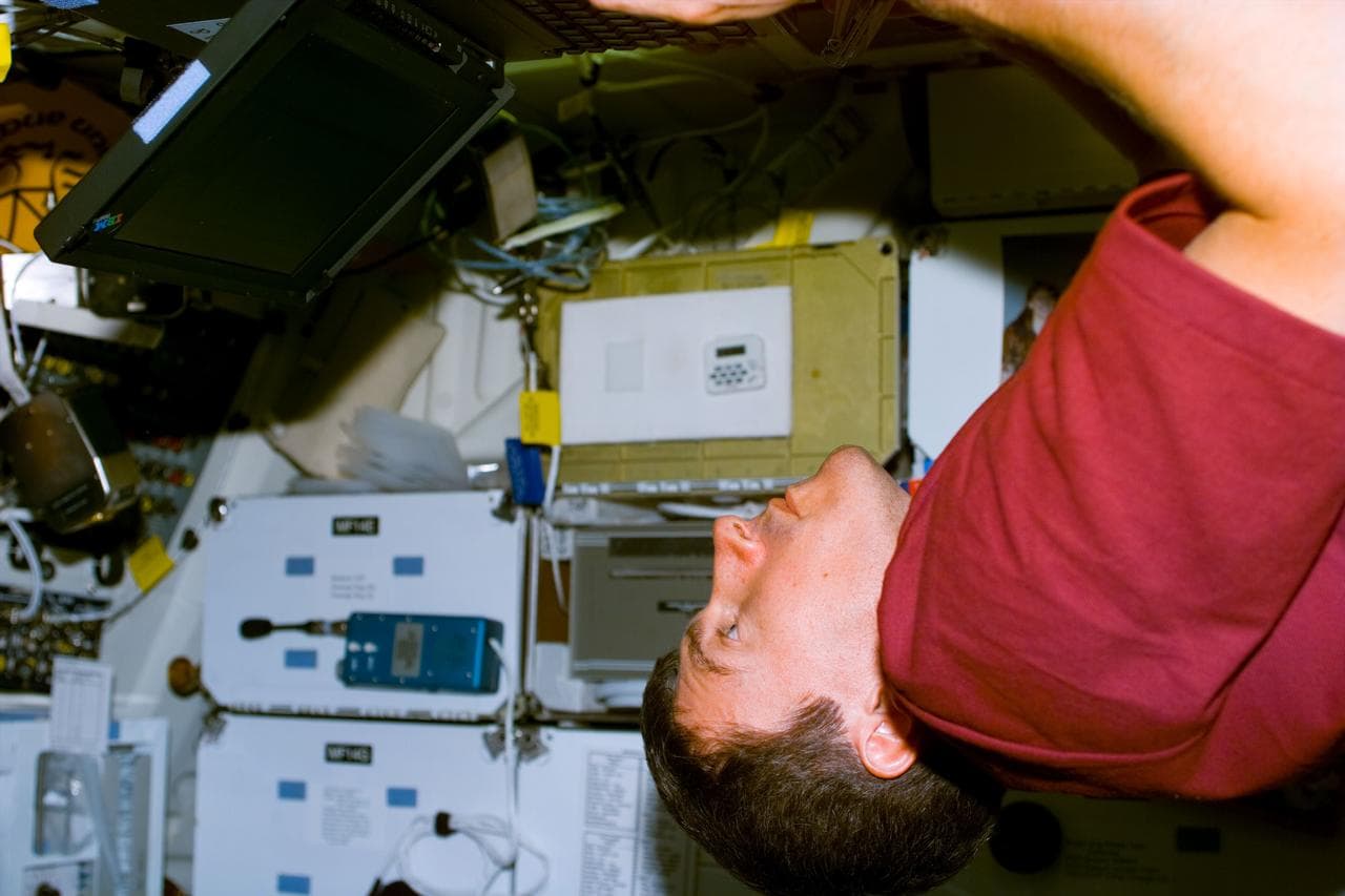 Krikalev on middeck with laptop computer