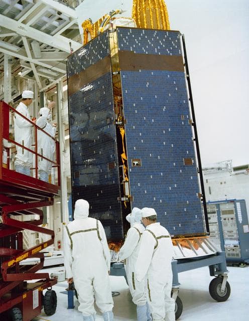 STS-29 tracking and data relay satellite D (TDRS-D) mating at KSC VPF