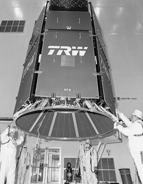 STS-29 tracking and data relay satellite D (TDRS-D) mating at KSC VPF