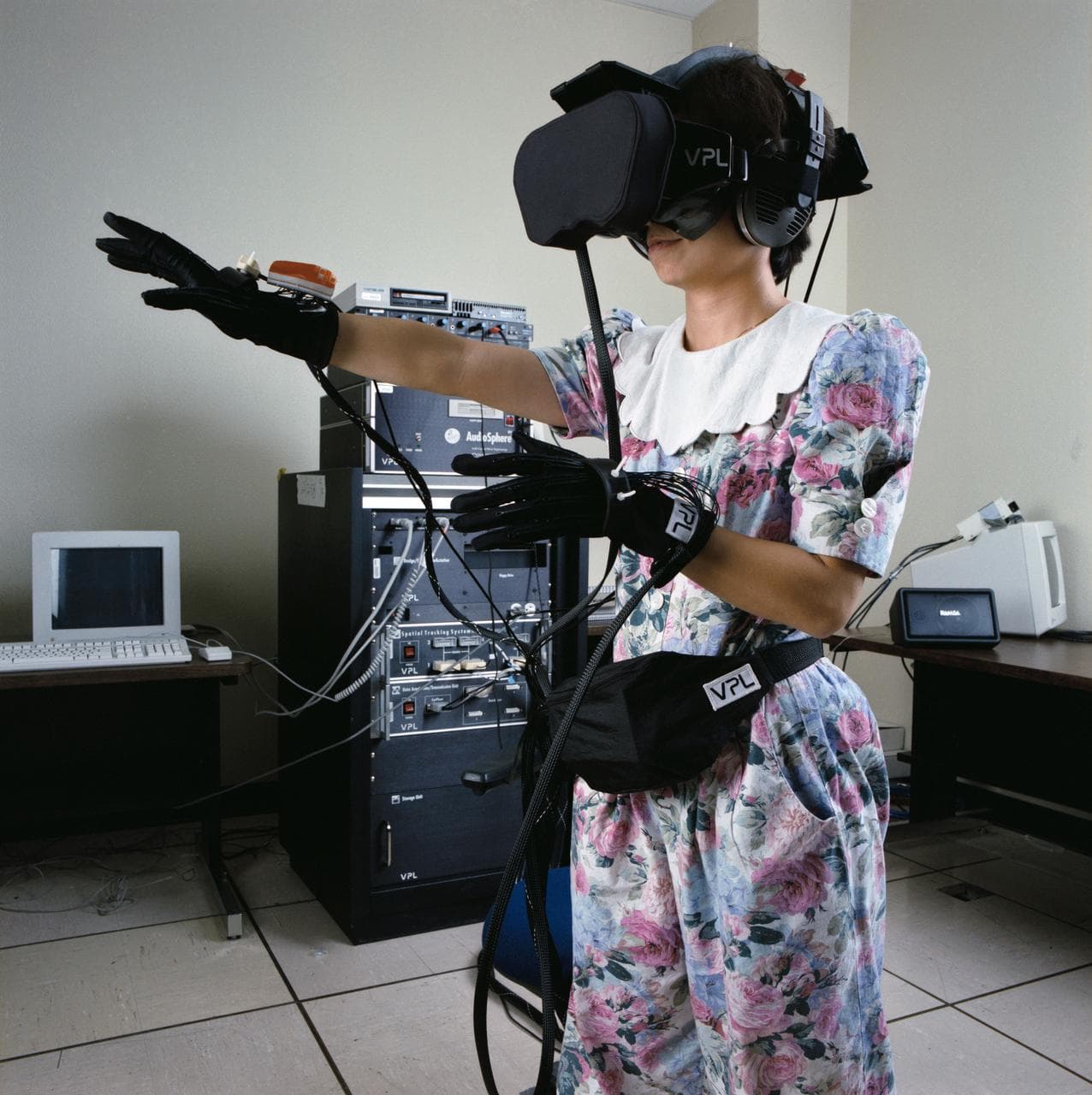 NASA employee utilizes Virtual Reality (VR) equipment