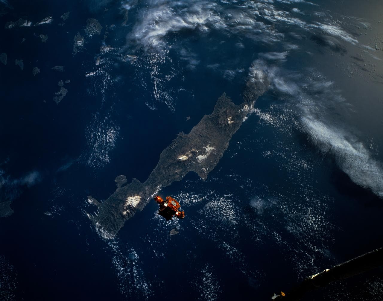 Clouds, discovery, orbiter