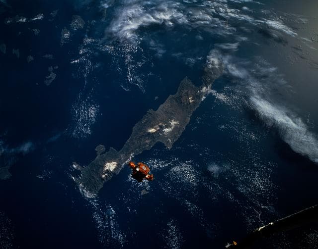Clouds, discovery, orbiter