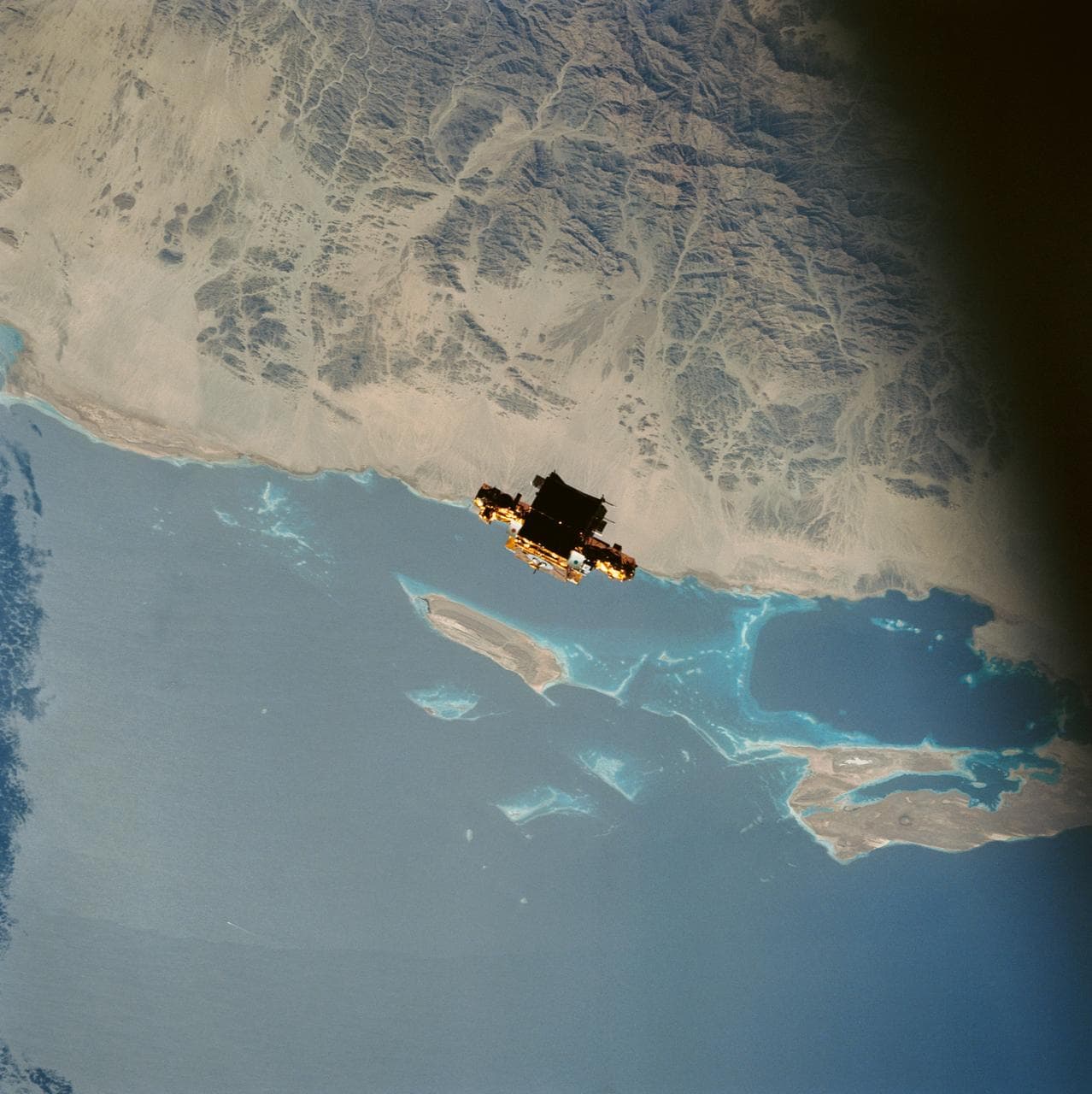 Discovery, orbiter, earth