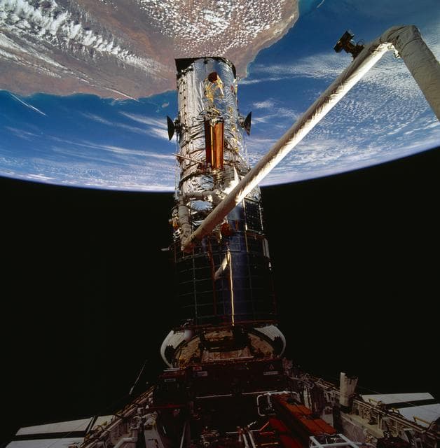 Astronauts, hubble, space