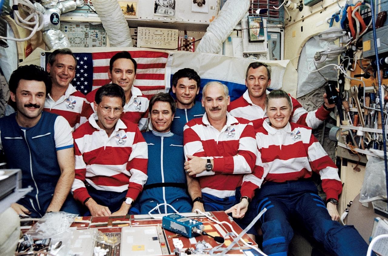 STS-79 and Mir 22 crew portrait