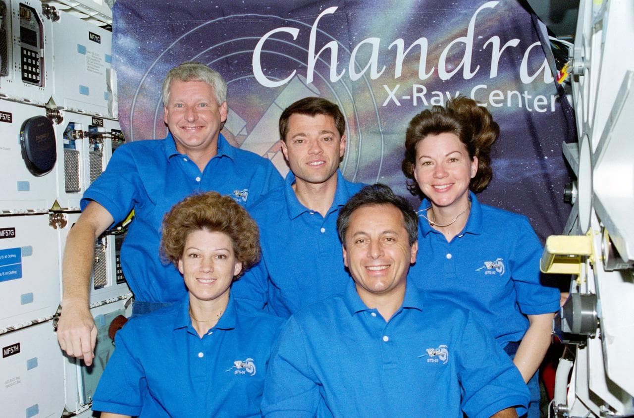 STS-93 crewmembers assemble for crew inflight portrait on the middeck